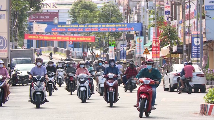 Video: Đường phố nhộn nhịp, hàng quán mở bán trở lại khi Long An giãn cách theo chỉ thị 15