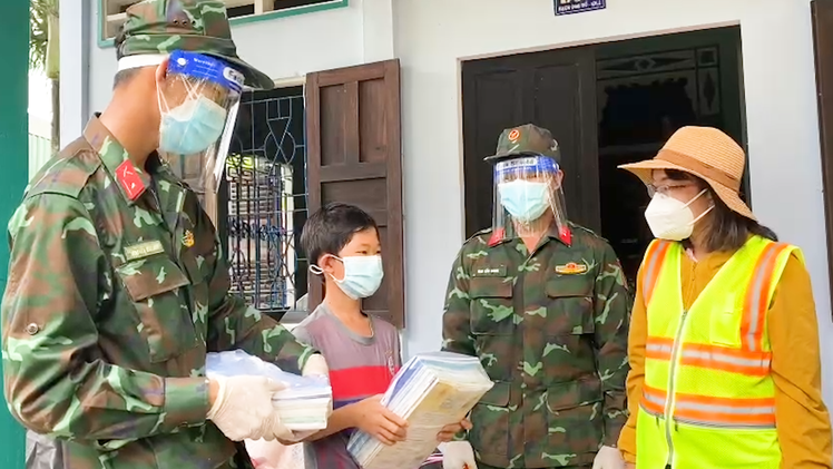 Video: Bộ đội đưa sách đến tận nhà cho học sinh kịp dùng trong năm học mới