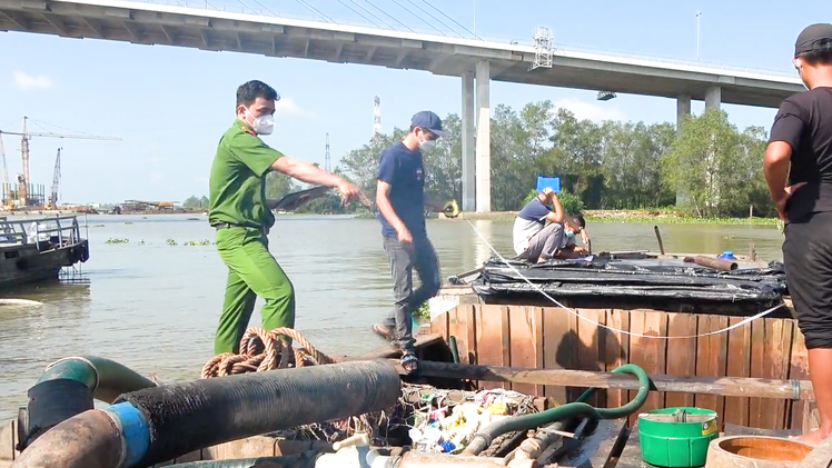 Video: Bắt quả tang 4 ghe khai thác cát trái phép trên sông Tiền