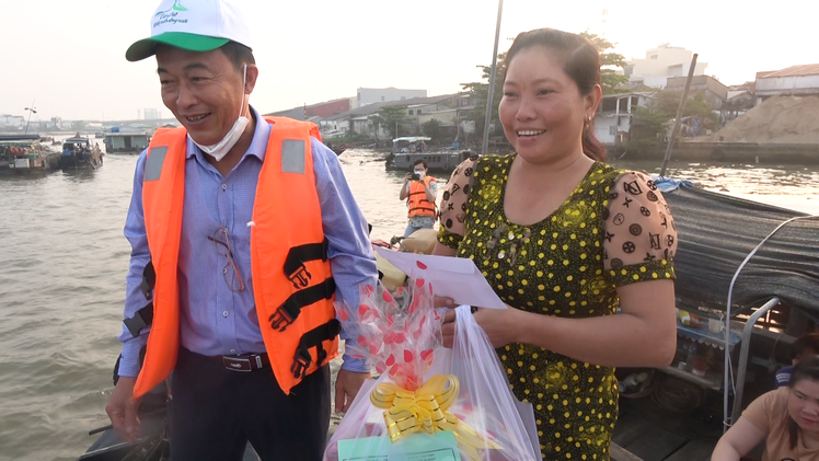 Video: Trao quà tận tay hàng trăm thương hồ chợ nổi Cái Răng