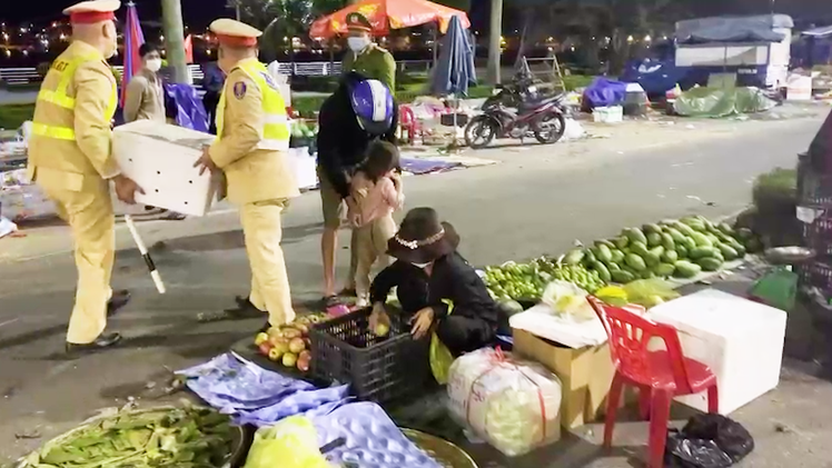 Video: Cảnh sát giao thông giúp người bán trái cây dọn hàng giữa lòng đường chiều cuối năm