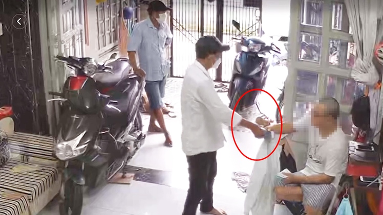 Video: Chiêu trò đánh tráo điện thoại ‘xịn’ bằng hàng nhái để lừa tiền ở tiệm cầm đồ