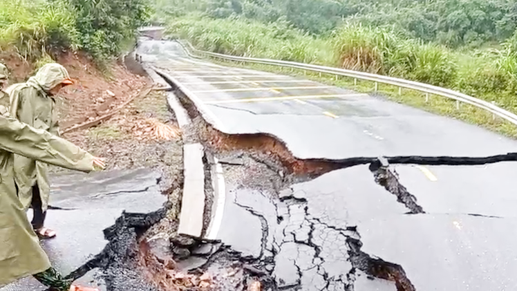 Video: Sạt lở làm tắc đường lên cửa khẩu quốc tế La Lay ở Quảng Trị