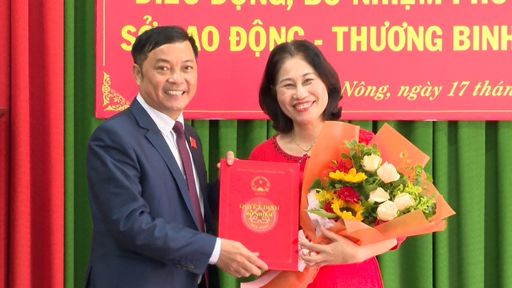 Video: Nguyên giám đốc Sở Y tế Đắk Nông xin thôi việc ngay ngày nhận quyết định làm phó giám đốc một sở