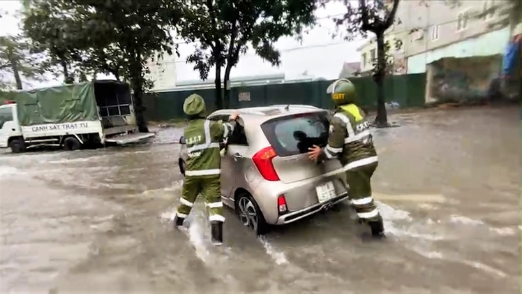 Video: Mưa lớn cuối mùa, nhiều tuyến đường TP Vinh ngập nặng