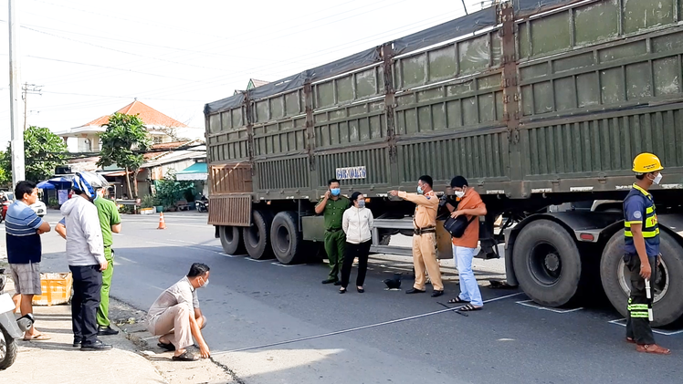 Video: Nam sinh lớp 12 chạy xe đạp điện đi học va chạm xe container tử vong