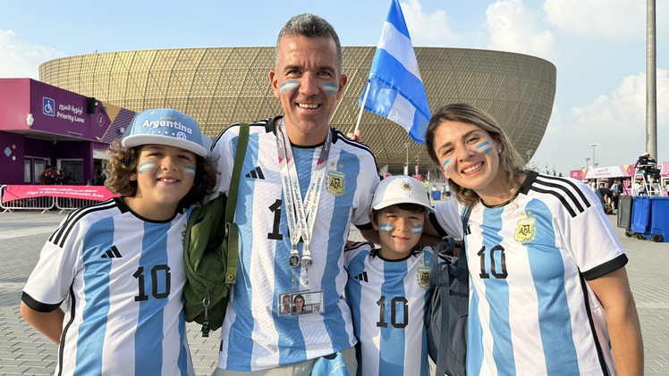 Video: Máy bay biểu diễn trên trời, cổ động viên rền vang trước trận chung kết Argentina và Pháp