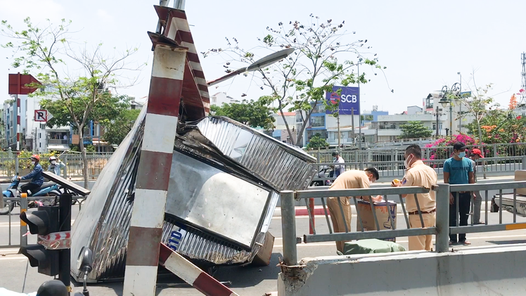 Video: Xe tải kéo sập khung sắt giới hạn chiều cao, thùng lìa khỏi xe