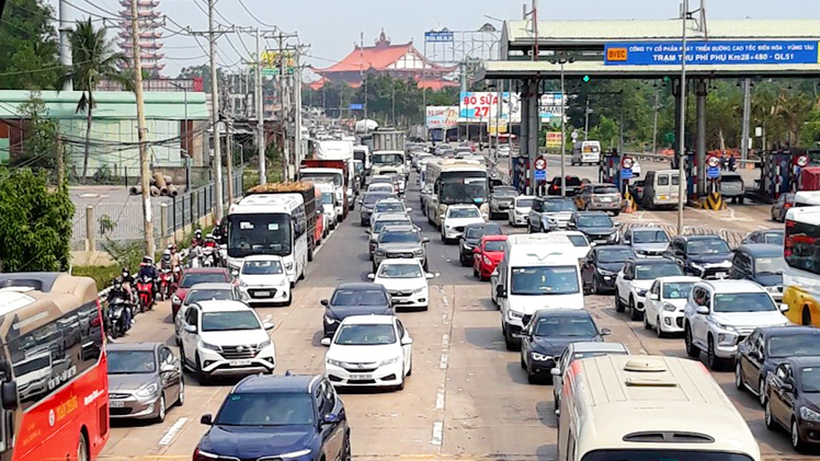 Video: Xả trạm thu phí QL51 do lượng xe cộ đổ về Vũng Tàu quá đông