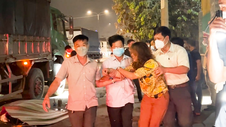 Video: Đau thấu trời hình ảnh 2 cha con tử vong trên đường đi học về sau tai nạn với xe tải