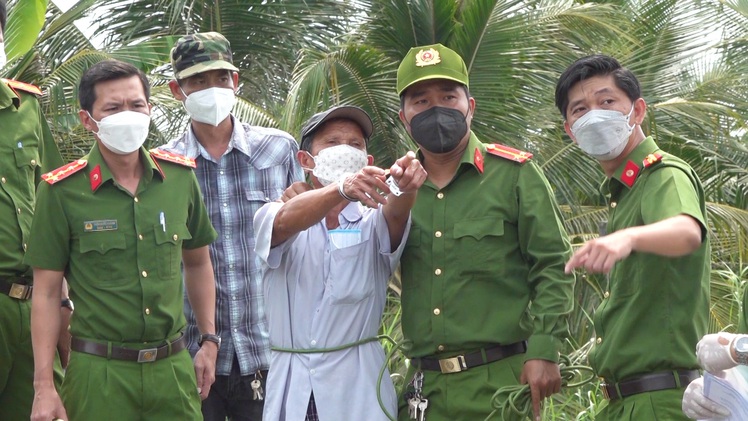 Video: Tạm giữ nghi can trong vụ án xác chết bị dìm dưới vuông tôm