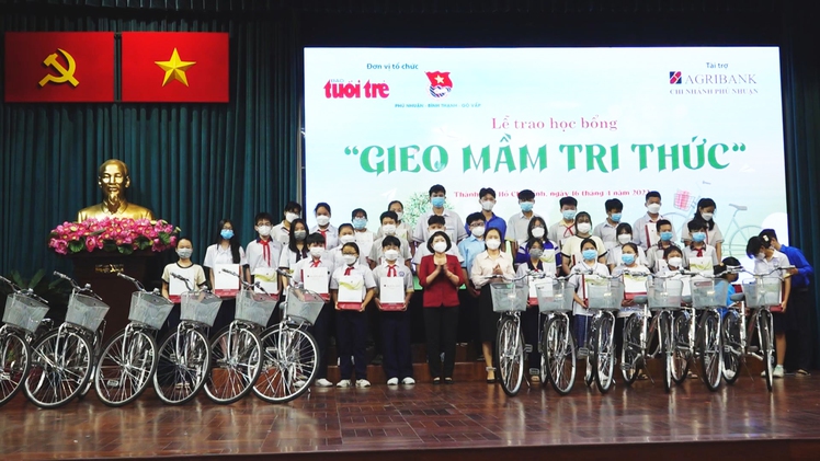 Trao 285 suất học bổng “Gieo mầm tri thức” cho học sinh vượt khó TP.HCM