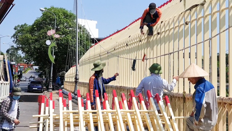 Video: Tháo dỡ lan can như ‘hàng rào nhà tù’ tại cầu Đại An sau phản ứng của cộng đồng mạng