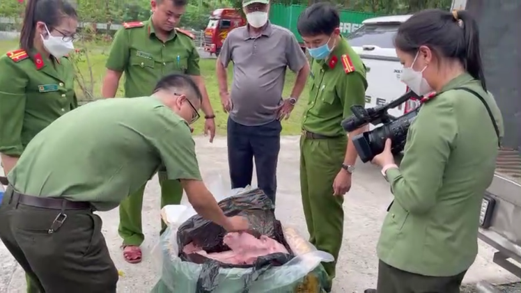 Video: Ngăn chặn 4 tấn vú heo đã bốc mùi hôi trên đường tới quán nhậu