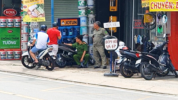 Video: Truy xét 2 thanh niên đi ô tô, đột nhập tiệm điện thoại lấy trộm tài sản khoảng 2 tỉ