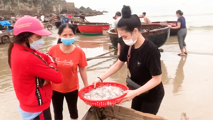 Video: Vui cùng những người vợ làng chài đón thuyền thúng câu mực đêm ở biển Cửa Lò