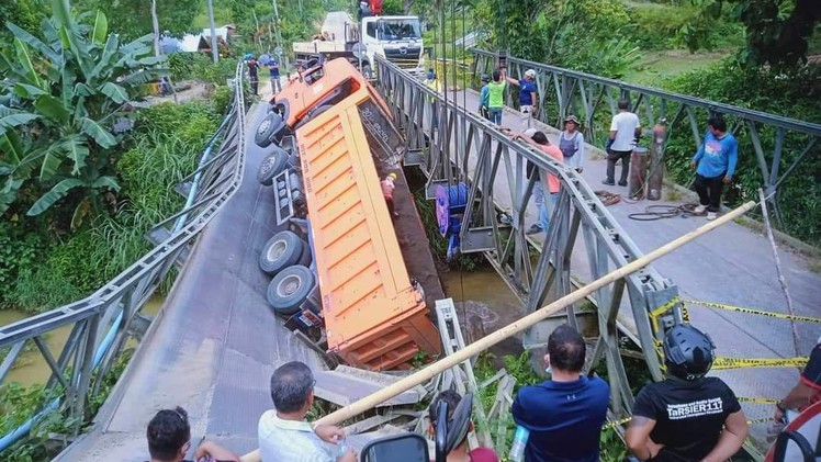 Video: Xe 'hổ vồ' chở đầy cát làm sập cầu thép tải trọng 20 tấn