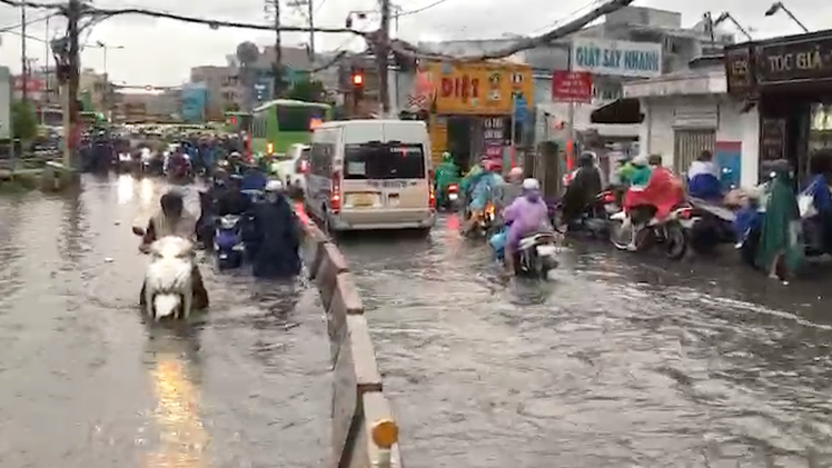 Video: Mưa to ngập nặng, nhiều xe cộ 'chôn chân' chờ nước rút