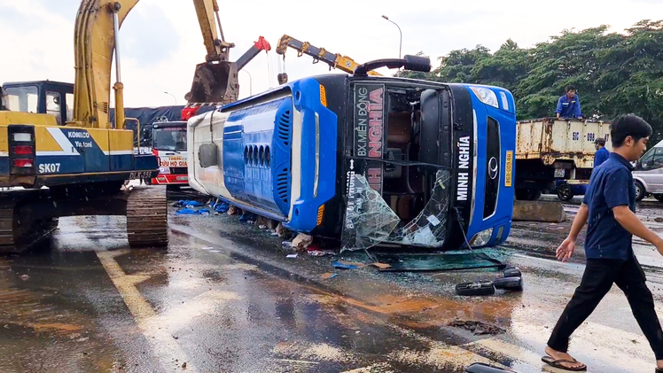 Video: Hiện trường ngổn ngang vụ lật xe khách ở Đồng Nai, một người chết, nhiều người bị thương