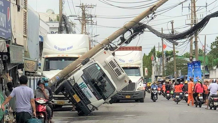 Video: Xe tải đỡ trụ điện, 'cứu' người đi đường ở quận 7, TP.HCM