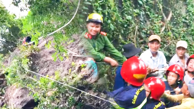 Video: Hiện trường người đàn ông tử vong khi leo núi đá lấy mật ong rừng