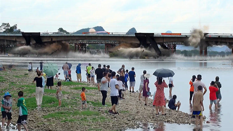 Video: Khoảnh khắc nổ mìn phá cây cầu 294m, bụi bay cao cả trăm mét