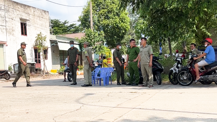 Video: Đang phong tỏa, khám nghiệm hiện trường nhiều người trong gia đình tử vong