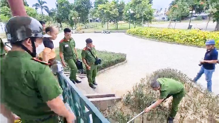 Video: Nghi phạm cướp tiệm vàng ở Huế nổ 6 phát súng, lấy 2 khay vàng ném vung vãi trước cửa tiệm