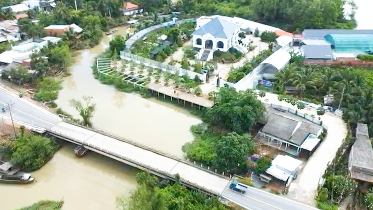 Video: Biệt thự xây dựng nguy nga trên rạch, không có giấy phép nhưng địa phương quên 'kiểm tra'