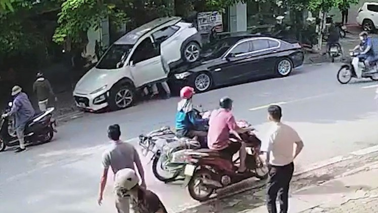 Video: Pha lùi xe 'thót tim nhất năm', cán qua xe máy ba người bị thương, ủi luôn lên nóc xe đậu phía sau