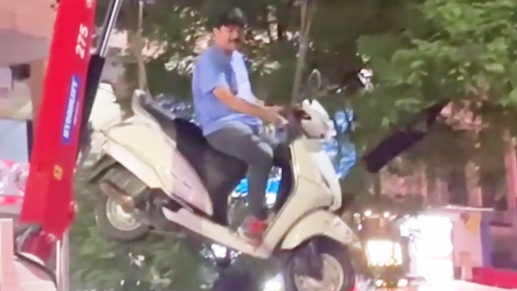 Video: Người đàn ông vi phạm giao thông ngồi lì trên xe, cảnh sát cẩu cả người và xe đưa về trụ sở