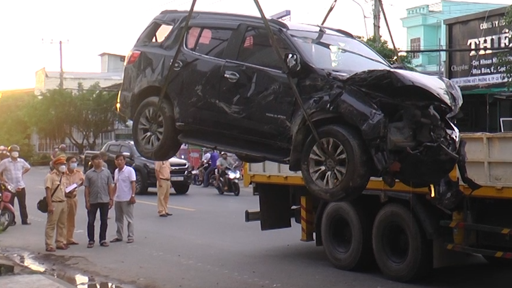 Video: Nghi vấn tài xế say rượu, lái xe 7 chỗ lao vào nhà dân làm 1 người chết, 2 người bị thương