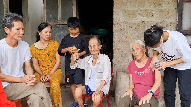 Video: Gia đình ‘cha mẹ 90 tuổi, 4 con bị mù’ tìm ánh sáng bằng nghị lực và yêu thương