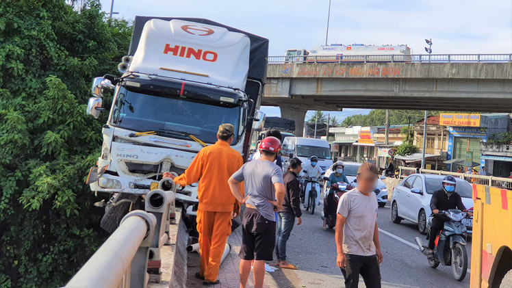 Video: Xe tải nằm chênh vênh trên thành cầu, nghi do tài xế buồn ngủ