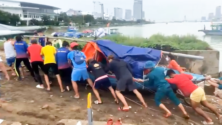 Video: Suốt đêm chằng chống nhà cửa, di chuyển tàu thuyền trước bão số 4