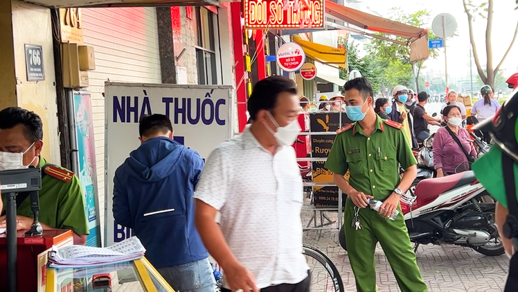 Video: Người đàn ông đang đứng mua vé số bất ngờ gục xuống rồi tử vong