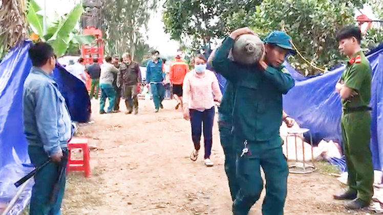 Video: Sáng 2-1, dừng hoạt động cứu hộ bé trai rơi xuống trụ bê tông sâu 35m, chờ thêm máy móc