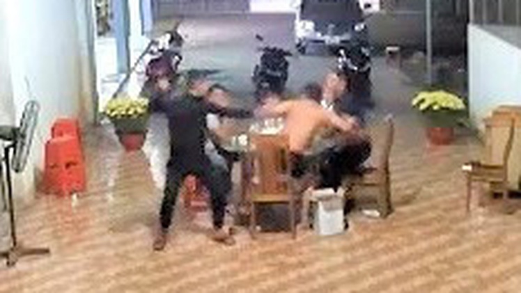 Video: Đi đòi tiền bồi thường sau va chạm giao thông, thủ sẵn dao đâm chết người