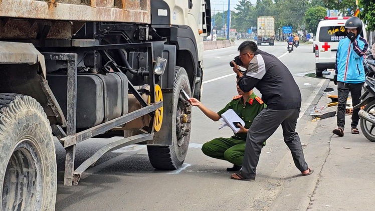 Xe ben lấn làn cán chết người phụ nữ đi xe máy trên đường Mỹ Phước Tân Vạn