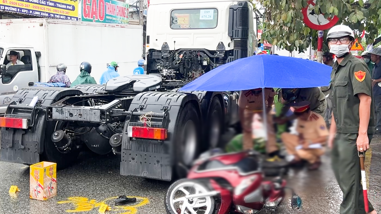 Lại tai nạn xe đầu kéo khi ôm cua: xe chưa gắn biển số cuốn 2 mẹ con vào gầm, mẹ tử vong