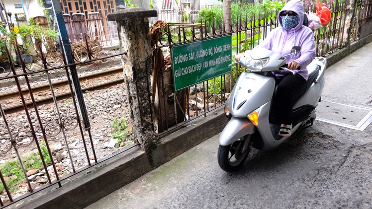 Hiện trạng hàng rào đường sắt TP.HCM: gỉ sét, trơ ra lõi bê tông, mở lối vào trồng rau, thả chó