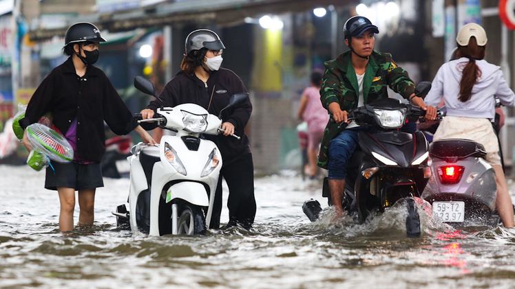 Triều cường bủa vây, nước ngập lút bánh xe, tràn vào nhà dân ở TP.HCM