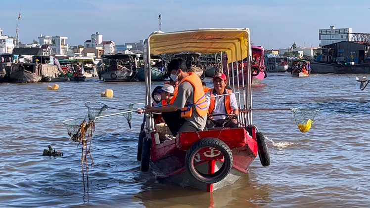 Đi chợ nổi Cái Răng ở Cần Thơ để... vớt rác