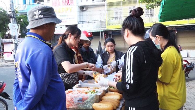 Góc nhìn trưa nay | Ấm lòng với những ổ bánh mì 0 đồng