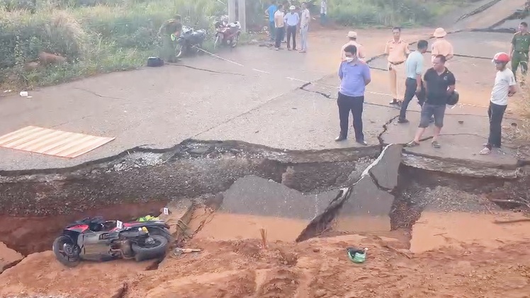 Một người tử vong khi đi xe máy vào đường tránh Bảo Lộc đang sạt lở