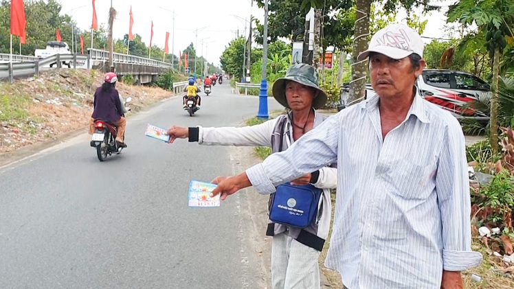 Không dám trả lại vé số ế, người bán dạo xuống đường năn nỉ người mua