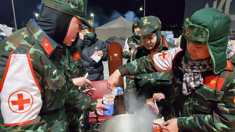 Video: Đoàn quân nhân Việt Nam hành quân 10km ngay trong đêm, khẩn trương cứu hộ nạn nhân động đất