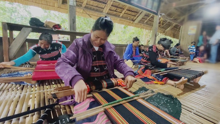 Góc nhìn trưa nay| Sống lại làng dệt thổ cẩm độc đáo của người Cơ Tu