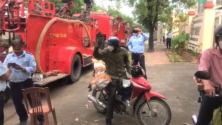 Video: Vụ chặn cổng doanh nghiệp để đòi nợ, khu công nghiệp Tân Tạo đã rút xe cứu hỏa