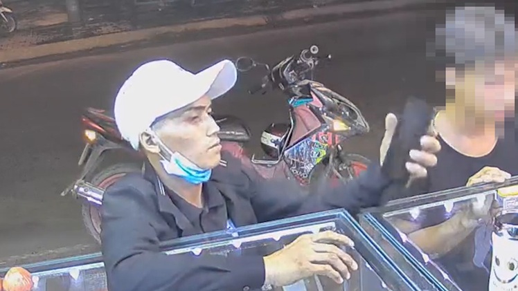 Video: Bắt thanh niên vờ hỏi mua rồi cầm chiếc điện thoại bỏ chạy ở Bình Chánh